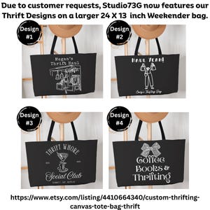 K&ouml;nnte beinhalten: Vier schwarze Tragetaschen mit wei&szlig;en grafischen Designs. Die Taschen sind 61 x 33 cm gro&szlig;. Designs sind "Megan's Thrift Haul", "HAUL YEAH!", "THRIFT WHORE Social Club" und "Coffee Books & Thrifting".