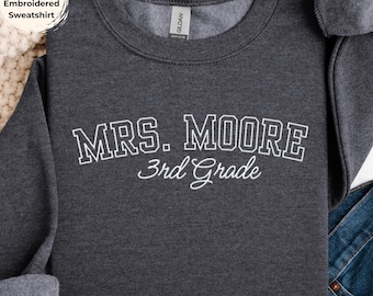 Sudadera con nombre de profesor bordado, sudadera con capucha personalizada para profesores, sudadera con capucha por nivel de grado, atuendo para profesores de regreso a clases, profesor de tercer grado en su primer día de clases