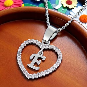 Colar Boho com Inicial em Coração – Pingente de Letra em Zircônia Cúbica para Homens e Mulheres – Joias para Presente de Casamento
