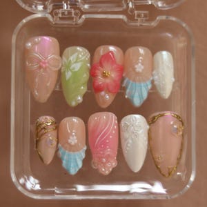 Mermaidcore Press On Nails: pingentes florais e de conchas 3D, azul-rosa iridescente praiano