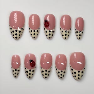 Handgjorda nyckelpiga prickiga pressnaglar: French Tip Nail Art