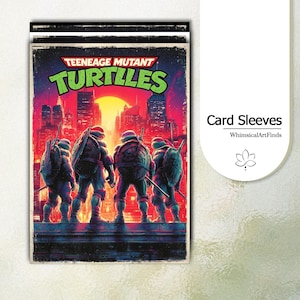Könnte beinhalten: Eine rechteckige Kartenhülle mit einer grafischen Illustration der vier Teenage Mutant Ninja Turtles, die auf einem Dach stehen und auf eine Skyline bei Sonnenuntergang blicken. Die Szene zeigt leuchtende rote, orange und violette Farbtöne.