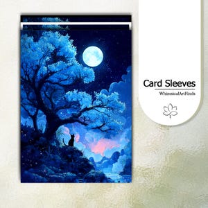 Verzauberte Moonlit Tree MTG-Hülle - Schwarze Katze und leuchtendes blaues Laub, Serene Night Art, tcg-Kartenhülle, hochwertige Kunsthülle, MTG-Gamergeschenk