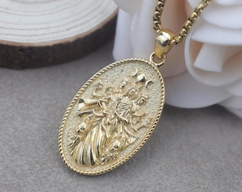 Puede incluir: Collar con colgante dorado con un colgante ovalado con un diseño en relieve detallado. El colgante representa figuras y medias lunas. El collar tiene una cadena delicada y un cierre de mosquetón.