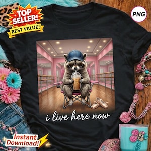 Peut inclure: Une tasse en céramique blanche avec une anse noire et le texte "But First, Coffee" en gras noir. La tasse est posée sur un fond flou, mettant en valeur son design simple.