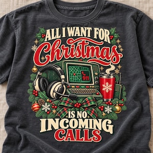 Könnte beinhalten: Ein anthrazitfarbenes T-Shirt mit einer Grafik eines alten Computerterminals mit 911-Anzeige, Kopfhörern und einem roten Becher. Der Text lautet ALL I WANT FOR CHRISTMAS IS NO INCOMING CALLS, umrahmt von Tannenzweigen und Weihnachtskugeln.