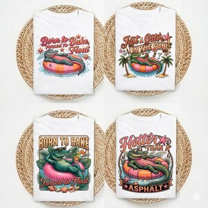 Peut inclure: Quatre t-shirts blancs avec des motifs d'alligators sur un fond tissé. Les chemises présentent des phrases comme "Born to Bake, Forced to Float" et "Just a Gator in the Sun". Les motifs incluent des alligators sur des bouées gonflables.