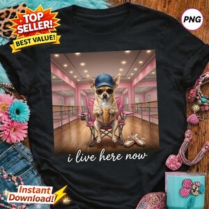 Peut inclure: T-shirt noir avec un chihuahua portant des lunettes de soleil et une casquette de baseball, tenant une boisson et assis dans une chaise rose. L'image comprend le texte "i live here now". L'arrière-plan montre un studio de danse.