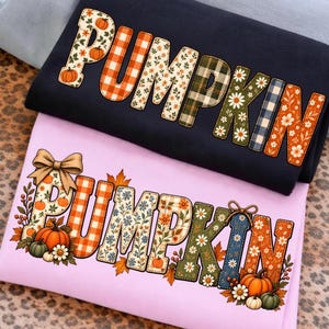 Peut inclure: Un sweat-shirt noir et un sweat-shirt violet clair, chacun portant le mot PUMPKIN en grandes lettres majuscules. Les lettres sont remplies de divers motifs, notamment du tartan orange, des imprimés floraux, du vichy vert et des marguerites.