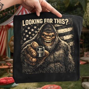 Könnte beinhalten: Rustikales Holzschild mit dem Text "Welcome to our home" in weißer Schrift. Das Schild hat eine Used-Optik und ein schlichtes, einladendes Design, perfekt für eine Veranda oder einen Eingangsbereich.