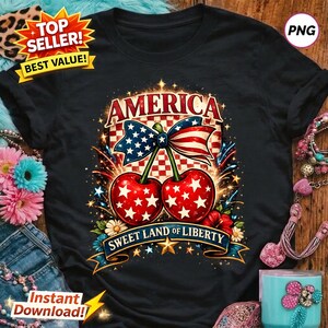 Peut inclure: Un t-shirt noir avec un motif de deux cerises rouges à étoiles blanches, surmontées d'un nœud aux couleurs du drapeau américain. Le design inclut le texte AMERICA et SWEET LAND OF LIBERTY sur une bannière bleue, entouré de feux d'artifice.