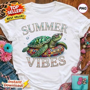 Peut inclure: T-shirt blanc avec un motif coloré d'une tortue portant des lunettes de soleil, reposant sur un flotteur orné de bijoux. Les mots "SUMMER VIBES" sont affichés au-dessus et en dessous de la tortue dans une police étincelante. Le t-shirt a un col rond.