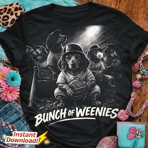 Puede incluir: Camiseta negra con un diseño de béisbol con perros salchicha. El diseño muestra varios perros con uniformes de béisbol, uno de ellos con un guante de receptor. El texto "BUNCH OF WEENIES" se muestra debajo de los perros. La camiseta también tiene el texto "Instant Download!"