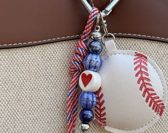 Llavero de béisbol para mamá / Lindo llavero de béisbol / Regalo para mamá deportista / Llavero con cuentas hecho a mano / Llavero rojo, blanco y azul
