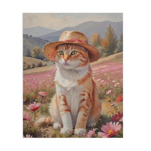 以下が含まれることがあります： 麦わら帽子をかぶったオレンジ色の猫が、ピンクの花畑に座っているジグソーパズル。猫は緑色の目をしています。背景にはなだらかな丘と柔らかなパステルカラーのパレットが描かれています。