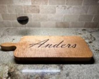 Tablas de madera para charcutería y tabla de cortar personalizadas. 61 cm de largo por 23 cm de ancho. Envíame tus ideas o usa las mías para crear el regalo perfecto.