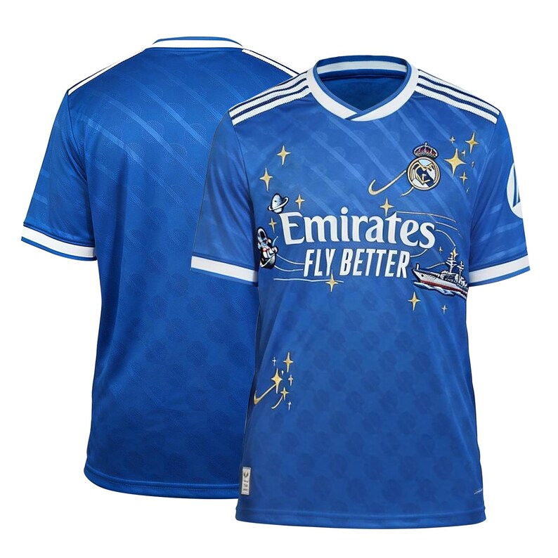Puede incluir: Camiseta de f&uacute;tbol azul real con detalles blancos. La camiseta muestra el texto "Emirates FLY BETTER" y un escudo del equipo. Tambi&eacute;n hay gr&aacute;ficos decorativos de estrellas y barcos. La camiseta tiene cuello en V y mangas cortas.