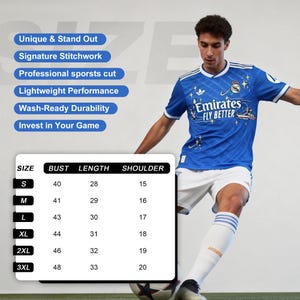 Puede incluir: Una camiseta de f&uacute;tbol azul con detalles blancos, con el logo "Emirates FLY BETTER". La camiseta tiene cuello redondo y mangas cortas. Se muestra una tabla de tallas, con medidas en cm para pecho, largo y hombros.