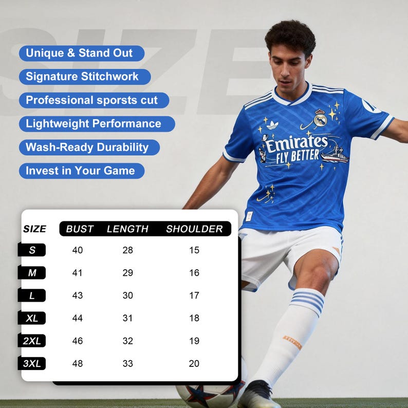 Puede incluir: Una camiseta de f&uacute;tbol azul con detalles blancos, con el logo "Emirates FLY BETTER". La camiseta tiene cuello redondo y mangas cortas. Se muestra una tabla de tallas, con medidas en cm para pecho, largo y hombros.