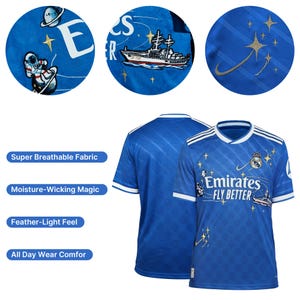 Puede incluir: Camiseta azul de manga corta con ribete blanco, con un dise&ntilde;o de barco y astronauta. La camiseta tiene el texto "Emirates FLY BETTER" y detalles de estrellas. La camiseta tambi&eacute;n tiene el texto "Super Breathable Fabric", "Moisture-Wicking Magic", "Feather-Light Feel" y "All Day Wear Comfor".