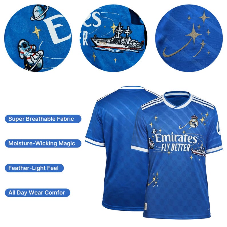 Puede incluir: Camiseta azul de manga corta con ribete blanco, con un dise&ntilde;o de barco y astronauta. La camiseta tiene el texto "Emirates FLY BETTER" y detalles de estrellas. La camiseta tambi&eacute;n tiene el texto "Super Breathable Fabric", "Moisture-Wicking Magic", "Feather-Light Feel" y "All Day Wear Comfor".