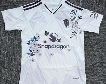 Camiseta del Manchester United bordada a mano – Moda deportiva personalizada con mariposas florales