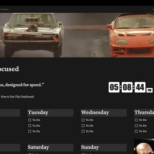 Könnte beinhalten: Digitales Dashboard mit schwarzem Hintergrund und weißem Text. Der Titel "Fast & Focused" wird über einem Zitat angezeigt. Zwei Autos sind oben. Eine Digitaluhr zeigt die Uhrzeit an. To-Do-Listen sind nach Tagen organisiert.