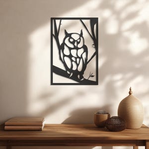 Decorazione da parete in metallo a forma di gufo, silhouette geometrica di un animale della foresta, scultura moderna da parete con cornice naturale per soggiorno o camera da letto.