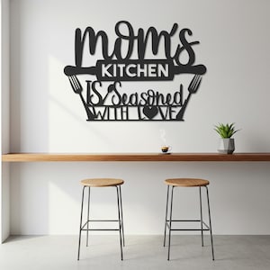 Mom&#39;s Kitchen Metal Wall Art – Funny Kitchen Quote Sign for Cooking Lovers, Seasoned with Love Modern Metal Wall Hanging Home Decor