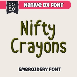 Op de afbeelding: Een afbeelding met de woorden "Nifty Crayons" in een groene, op een krijtje lijkende lettertype. De tekst is gecentreerd op een lichtbeige achtergrond. Boven de tekst staat een roze banner met de woorden "NATIVE BX FONT". Onder de tekst staat de zin "EMBROIDERY FONT". Een zwart-wit meetlabel toont 1,3 cm x 12,7 cm.