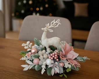 Centro de mesa navideño con renos: flor de Pascua rosa pastel, adornos de pino escarchado - Arreglo para mesa de comedor navideño