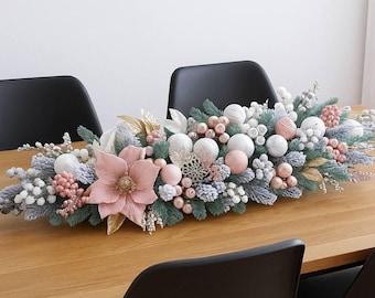 Centro de mesa navideño alargado: elegante decoración de mesa para las fiestas en rosa, blanco y dorado.