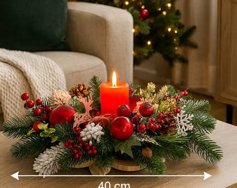 Centro de mesa rojo con vela – Arreglo navideño con vegetación y adornos