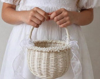 Cesta de perlas para niña de las flores, cesta de mimbre blanca con pétalos y lazos.