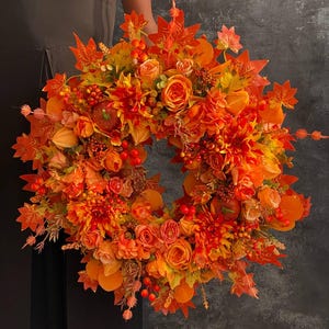 Grande ghirlanda autunnale: rose arancioni, dalie e zucche - Decorazioni in stile fattoria