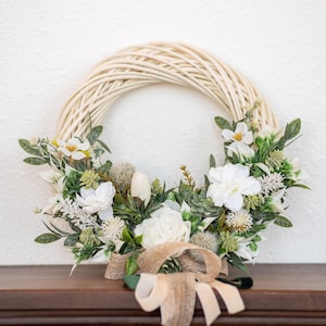 Front door wreath, White flower farmhouse wreath for summer, Neutral green wreath, Year round handmade door decor, Boho wall wreath