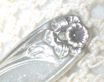 Daffodil Pierced Nut Spoon 1950 No Monogram Free US Ship /