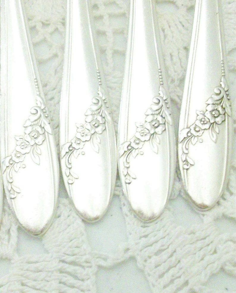 4 Silver Queen Bess II Teaspoons 1946