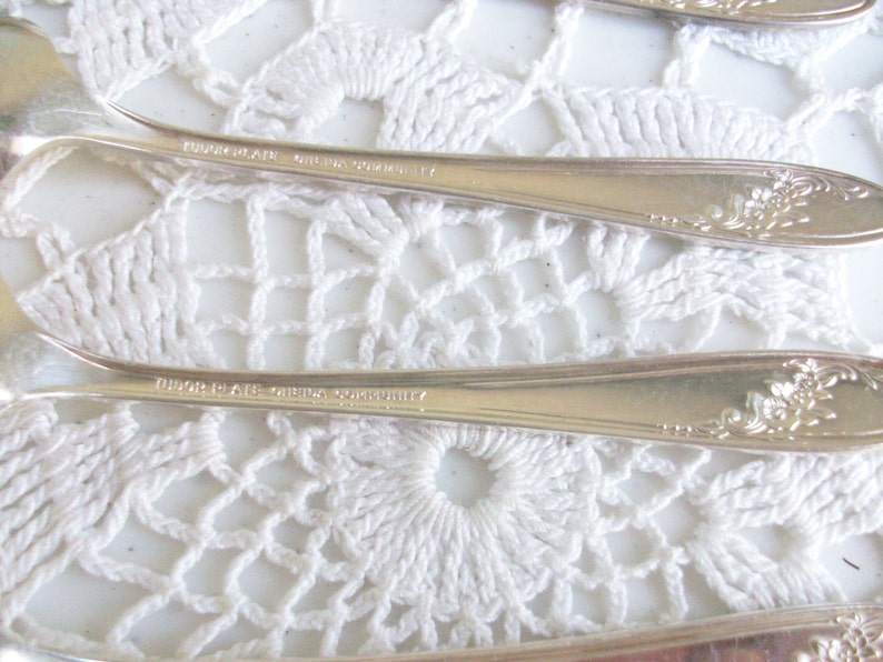 4 Silver Queen Bess II Teaspoons 1946