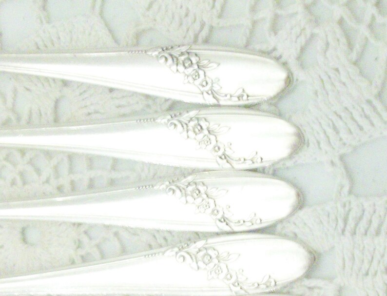 4 Silver Queen Bess II Teaspoons 1946