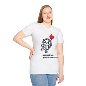 Camiseta de panda perdido en el espacio, adorable camiseta de astronauta, unisex, regalo para la salud mental, camiseta con dibujos animados retro.