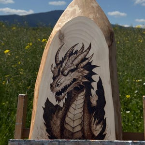 Pirograbado de dragón en madera – Arte mural de fantasía Fireborn – Decoración rústica hecha a mano