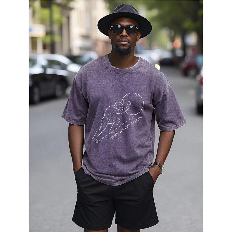 Camiseta gráfica de Sísifo lavada de gran tamaño: Camiseta de filosofía estoica de algodón pesado Purple