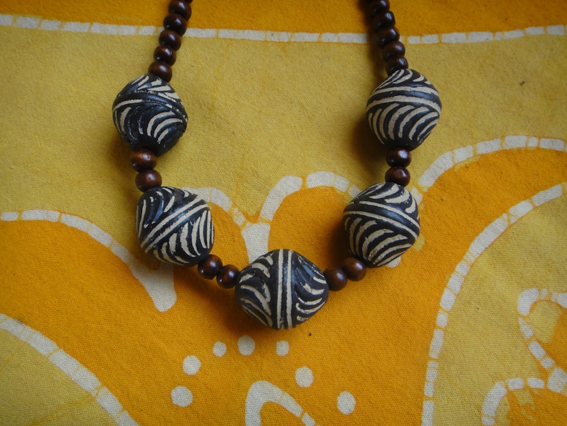 Collier Croix Tribale En Argile Avec Pendentif Cuivre - Longueur 31,5 Cm Neuf