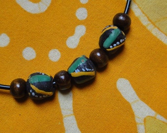 Collar de cuentas de vidrio africano reciclado