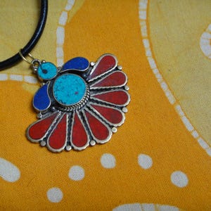 Lapis turchese e corallo rosso Nepalese intarsiato pietra ciondolo collana tibetano gioielli Navajo Sunface