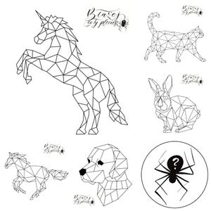 Könnte beinhalten: Schwarz-weiße geometrische Illustrationen verschiedener Tiere, darunter ein Einhorn, eine Katze, ein Kaninchen, ein Pferd und ein Hund. Jedes Tier besteht aus miteinander verbundenen Dreiecken. Das Bild enthält auch eine Spinne und Text.