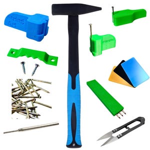 Könnte beinhalten: Eine Auswahl an Werkzeugen, darunter ein Hammer mit schwarzem Kopf und blauem Griff, grüne und blaue Kunststoffkomponenten, Nägel, Schrauben und eine Schere. Die blauen Komponenten tragen den Text "String Art".