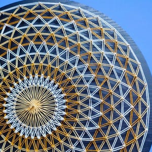 Könnte beinhalten: Runde String-Art-Arbeit mit geometrischem Design. Das Kunstwerk zeigt weiße und goldene Fäden vor einem dunklen Hintergrund. Das Design ist eine Reihe von miteinander verbundenen Dreiecken und ein zentrales kreisförmiges Muster.