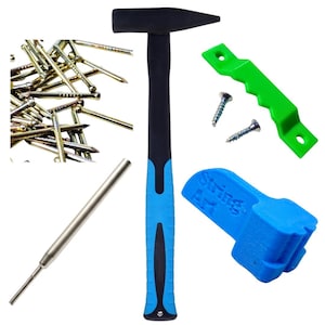 Può includere: Assortimento di utensili hardware tra cui un martello nero e blu, chiodi, viti, una staffa verde e uno strumento blu con testo "String Art". Gli strumenti sono disposti su sfondo bianco.